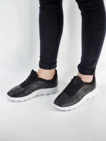 Кроссовки женские