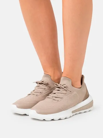 Кроссовки женские