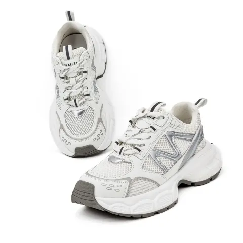 Кроссовки женские