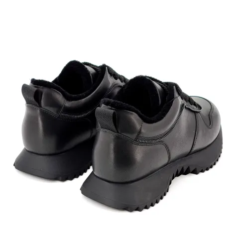 Кроссовки женские