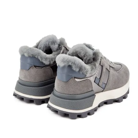 Кроссовки женские