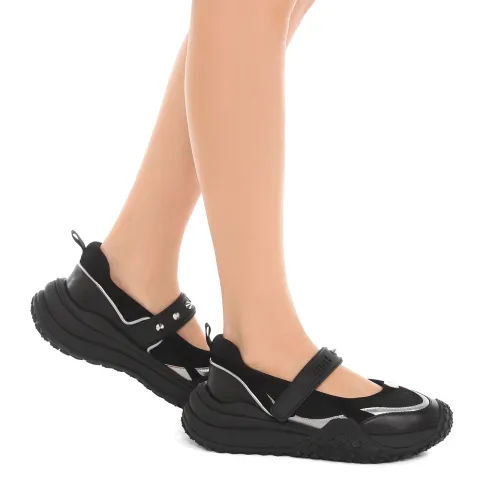 Кроссовки женские