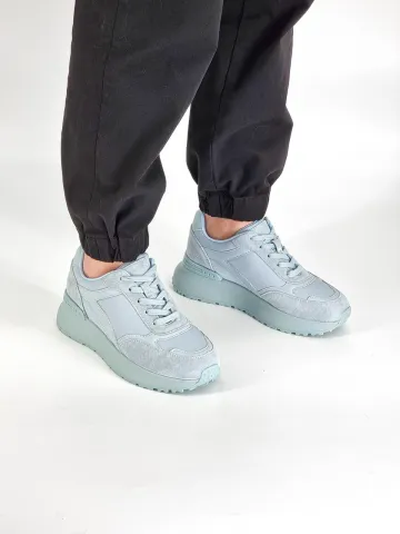 Кроссовки женские