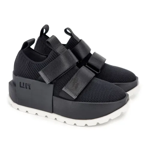 Кроссовки женские