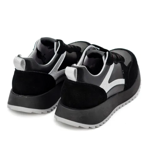 Кроссовки женские