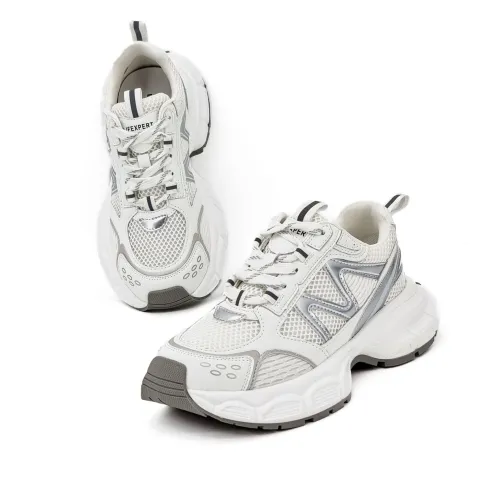 Кроссовки женские