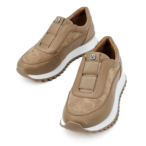 Кроссовки женские