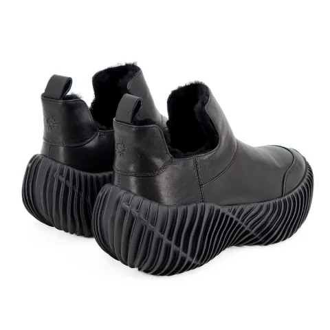 Кроссовки женские