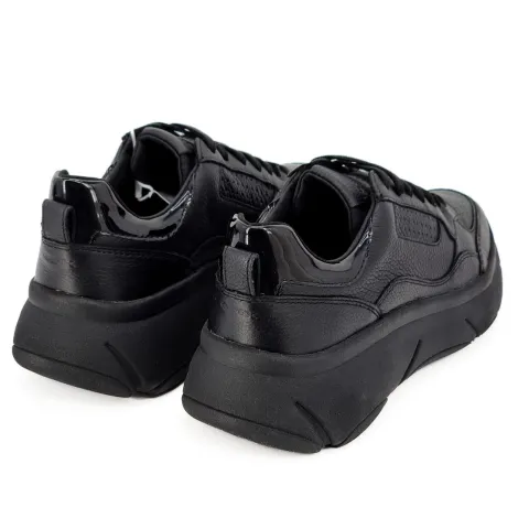 Кроссовки женские