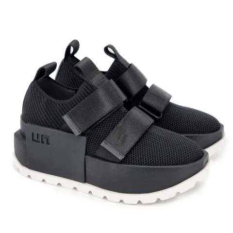 Кроссовки женские