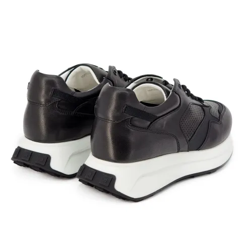 Кроссовки женские