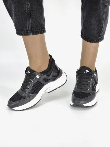 Кроссовки женские